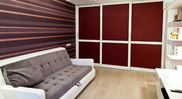 Квартира предназначалась для молодой семьи с маленьким ребенком. Перед дизайнером стояла задача создать не только красивое жилье, но и сделать так, чтобы всем членам семьи было комфортно вместе и, в то же время, чтобы у каждого было свое место для сна, работы и игр.  