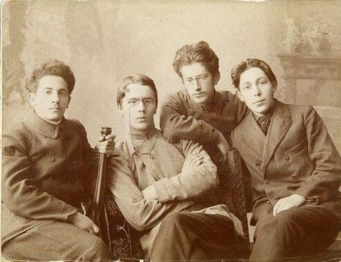 Братья Свердловы. Зиновий - крайний слева, Яков - второй справа (фото из интернета)