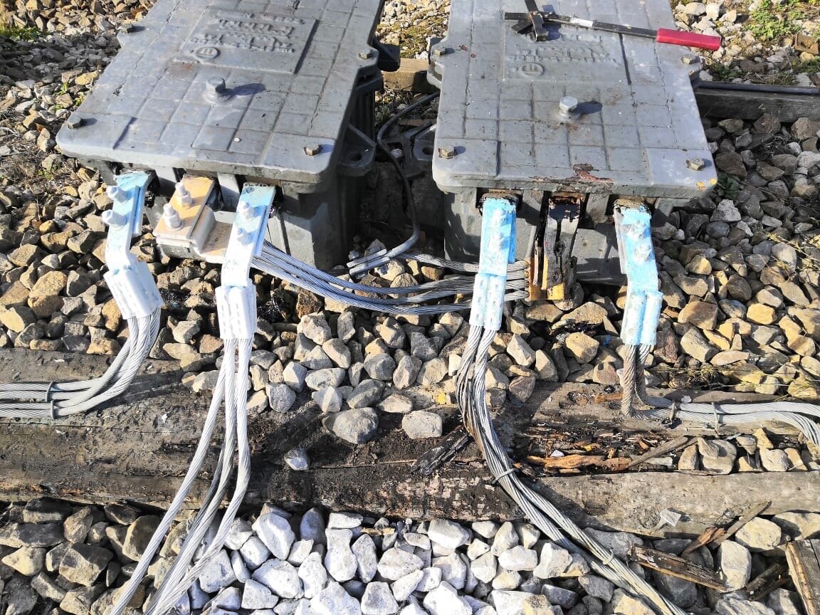 Откручена перемычка у правого дросселя