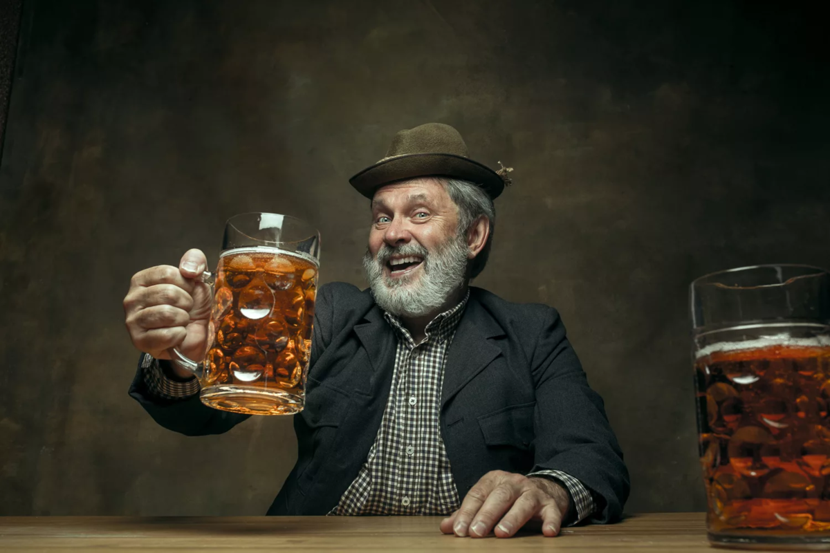 Парень с пивом. Мужчина с пивным стаканом. Дед с пивом. Мем мужик с пивом