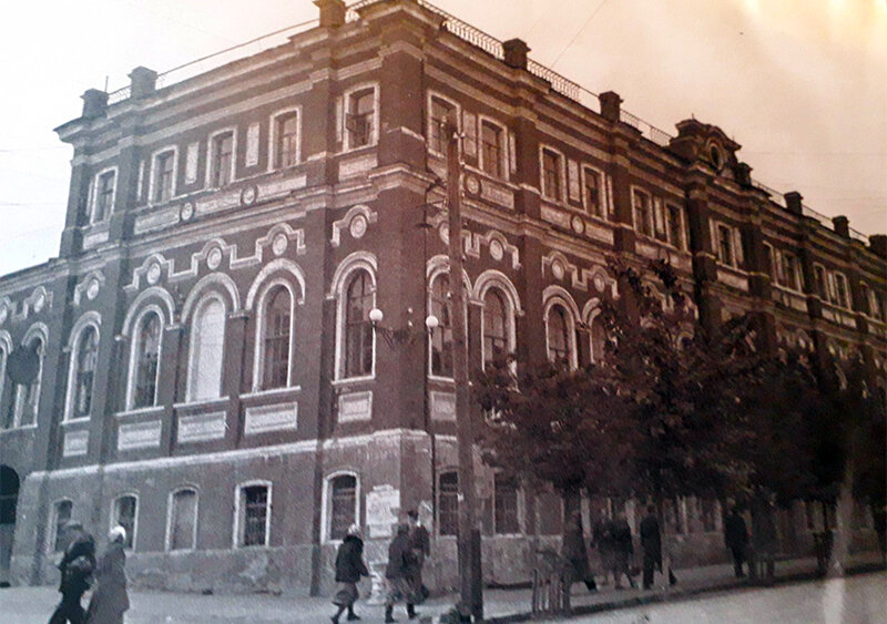 В этом здании заседало руководство Елецкой Республики. Дом цел и сейчас - он находится на улице Мира (смотрите заглавное фото).
