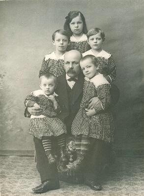 Фотограф Петр Рогожников с дочерьми
Петр Рогожников, 1914 год, Вятская губ., г. Сарапул, МАММ/МДФ.
