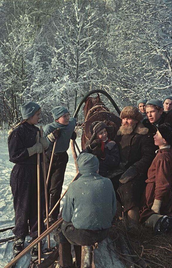 Иван Егоров, бывший кучер Льва Толстого, и пионеры. Из журнала "Огонёк". 1954 г.