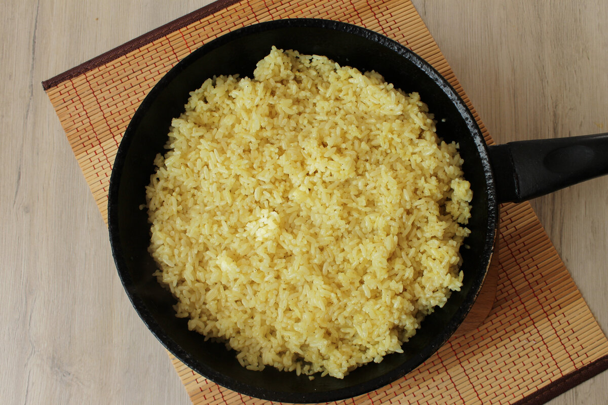 Рецепт риса на сливочном масле. Рис рассыпчатый на гарнир. Рис рассыпчатый на гарнир в сковороде. Жареный рассыпчатый рис. Рис со сливочным маслом.