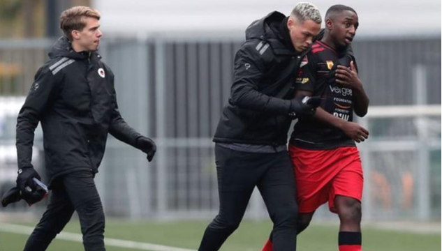 Игрок Excelsior Ахмад Мендес Морейра (справа) уходит с поля после того, как предположительно подвергся расистскому насилию с самого начала воскресной игры