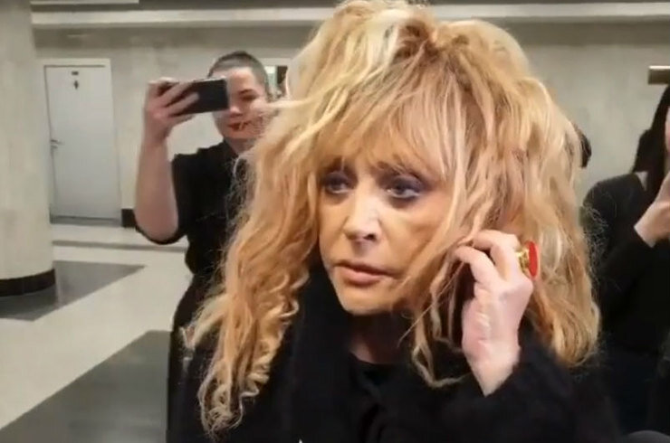 Фото с https://www.cosmo.ru/stars/news/20-11-2019/ya-molodaya-alla-pugacheva-v-mini-plate-proizvela-furor-v-kremle/