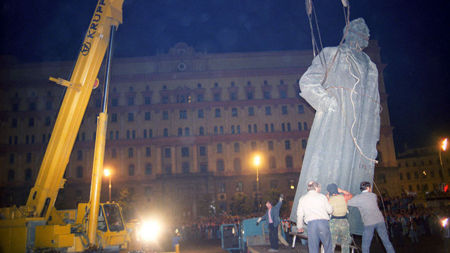       Дьявольская  Память. 
      Дьявольская  Память,  сродни  Безбожникам  с  рождения,
Их  идеал  не  созидания,  их  идеал  крушения.
Они  без  здравых  мыслей  и  без  Совета  старших,
Крушат  могилы,  постаменты,  ушедших  граждан  Славных.

         Им  не  вдомёк,  по  возрасту,  и  по  уму,
Что  это  варварски  деяния, и  прокляты  народом  по  всему.
Одумайтесь,  отрепье  молодое?  Прислушайтесь  к  Христосу  поскорей,
Великий  грех  свершаете,  в  Душе,  в  Душе  своей.

      Не  вы  им  Памятники  ставили,
Не  вам  заслуги  их  судить.
Реально  ВЫ  подонки  гадкие,
И  как  в  дальнейшем  ВАМ  придётся  жить.

         01  декабря  2019  года.
