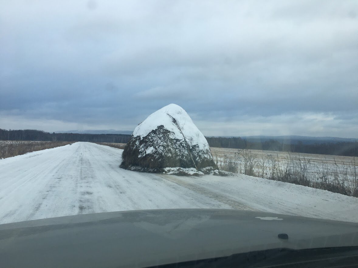 Со стороны - это просто стог сена посреди дороги