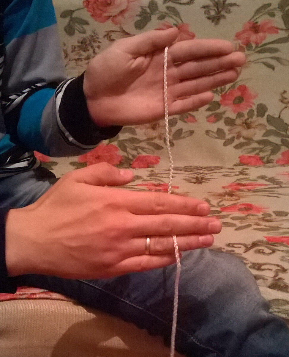 Порванная нить. Разорванные нити. Отрезать нитку. Выделенную веревочку разрезали в одном месте. Веревку разрезали в пяти частях сколько частей получится.