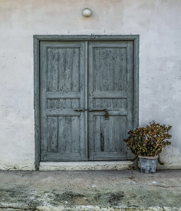 cdn.pixabay.com/photo/2018/02/25/12/47/old-house-3180420_960_720.jpg