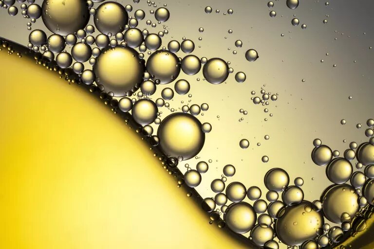  Масло - это тип липидов, известный как триглицерид. Твердые триглицериды известны как жиры, а жидкие триглицериды называются маслами. Предоставлено: Томас Фогель / E + / Getty Images