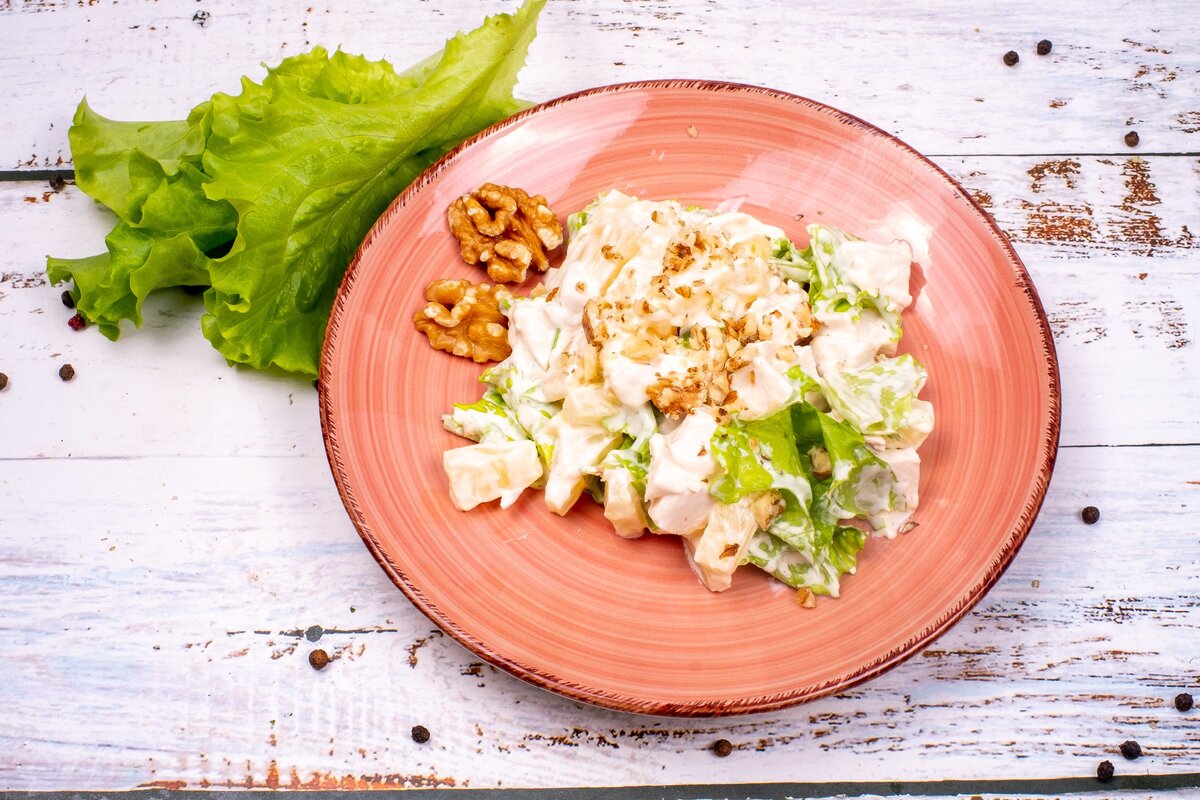 Сытный салат с белым куриным мясом, консервированным ананасом, зеленым салатом и грецкими орехами, который очень быстро готовится и подойдет для любого повода и времени года.