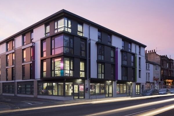 - Организация обучения  в Kings Brighton - на высшем уровне. В первый день я получила специальный пропуск, который позволяет пользоваться всеми возможностями школы. Затем нам рассказали о том, где находятся те или иные классы; о том, где находятся кураторы и т.д. Также я написала вступительный тест и прошла устное собеседование. По их результатам меня определили в группу, подходящую мне по уровню. 