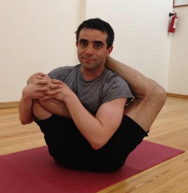 Не пытайтесь повторить позу без серьезной многолетней подготовки!