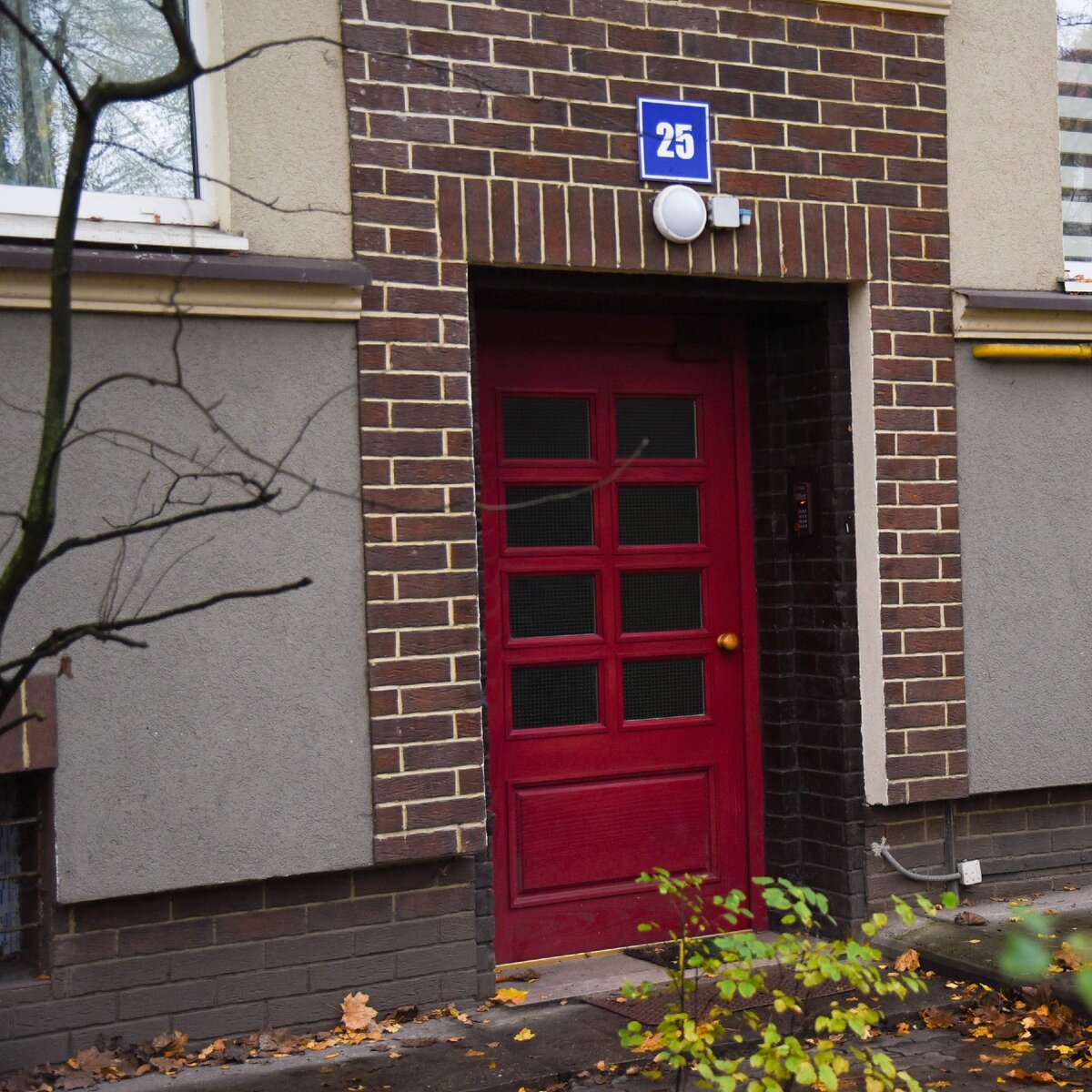 Никогда раньше не видела чтобы у каждого подъезда был свой адрес! Представляете, например, мы живем в доме по адресу ул.Кирова, 85-87. То есть, в нашем доме 3 подъезда, имеющих следующие адреса: Кирова, 85, Кирова, 86 и Кирова, 87.