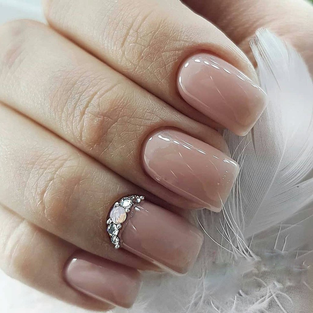 Нюдовые ногти очень хорошо сочетаются со всеми цветами.Фото взято из интернета.