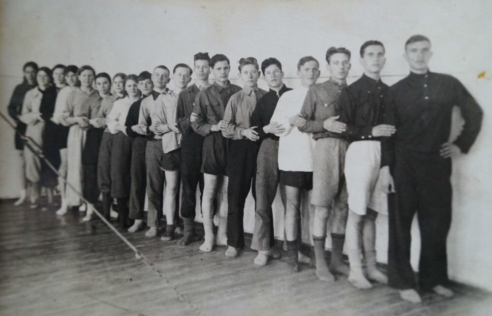 Петя стоит восьмой справа - высокий вихрастый парень. Фотография из семейного архива Кузьминых-Егорченковых 