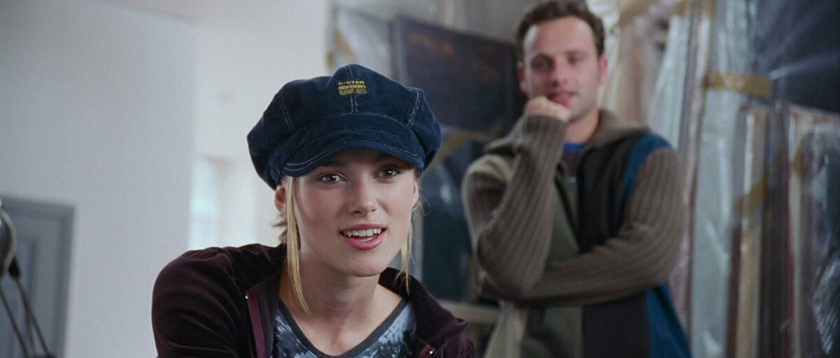 Кира Найтли и Эндрю Линкольн в кадре из фильма Love Actually... (2003)
