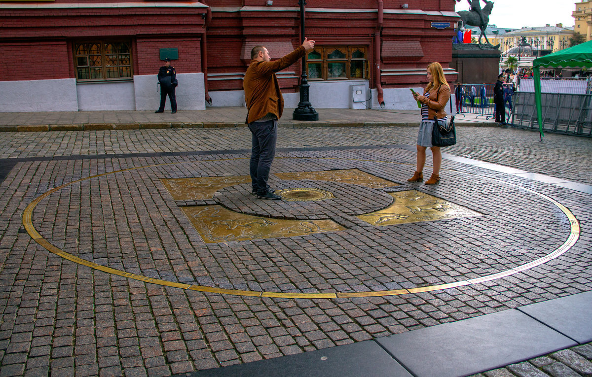 Город точка. Нулевой Меридиан в Москве. Нулевой километр в Москве. Нулевойкиломктр Москва. Нулевой Меридиан на красной площади.