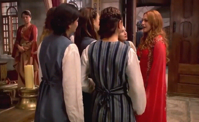 Хюррем вернулась после продолжительного хальвета с султаном.