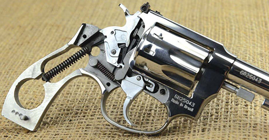 Разбираются револьверы легко, внутри все аккуратно