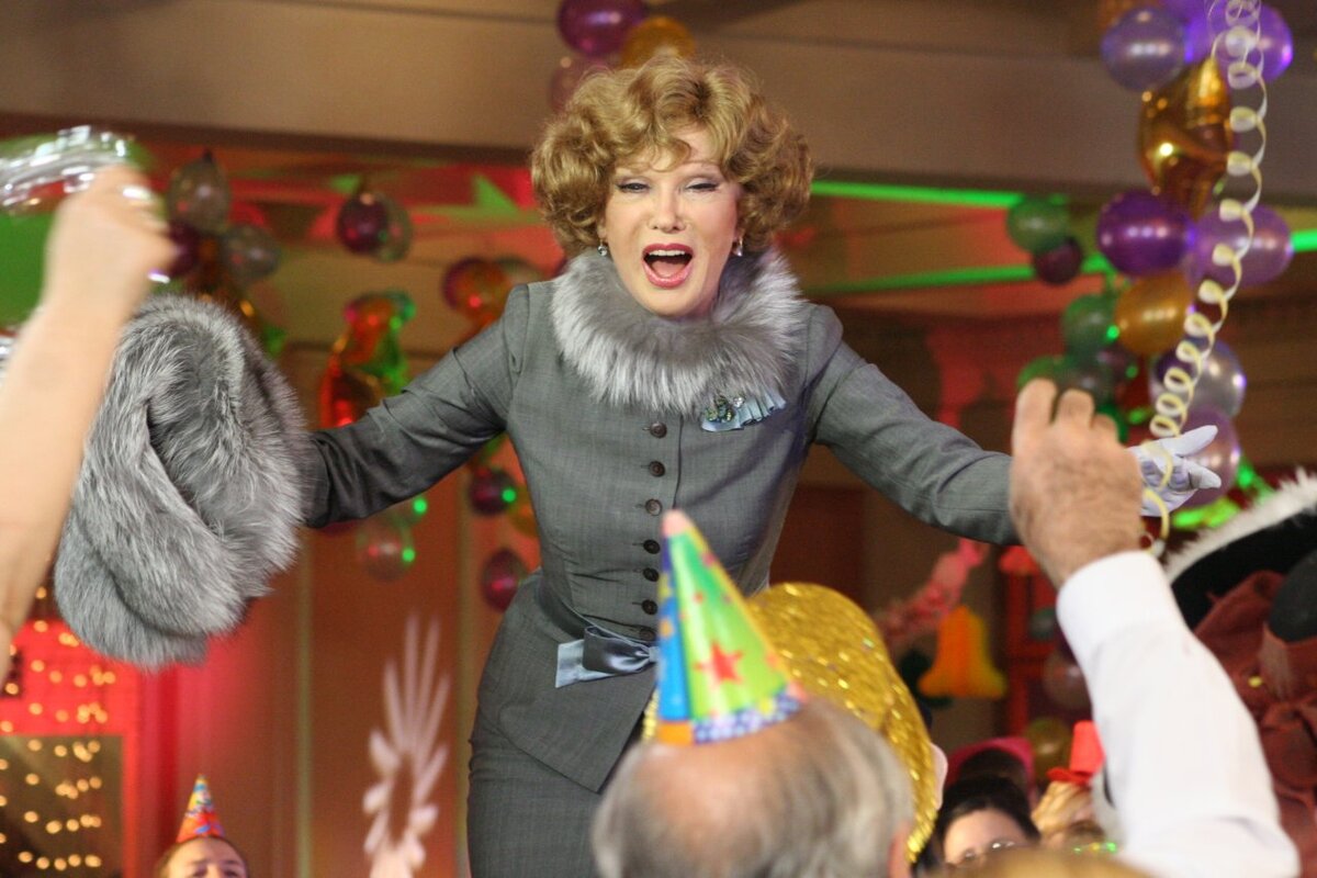 Кадр из фильма Карнавальная ночь - 2  50 лет спустя