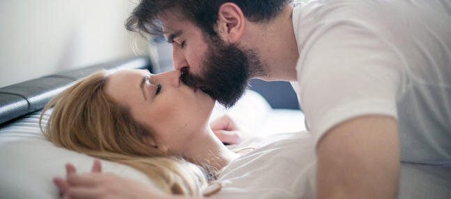 Нет, желание не обречено длиться максимум три года. Нет, он не питается исключительно новизной. Конечно, он колеблется внутри пары, он иногда переходит в спящий режим, но он также может возрождаться и возрождаться. Вот доказательство.