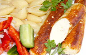  Приготовим, вкусные и полезные домашние куриные сосиски.
Нам понадобится:
1. Куриное филе 1 кг
2. Масло сливочное 100 гр
3. Сливки 10% 200 мл
4. Яйцо 2 шт
5. Чеснок 2 зубчика
6. Перец черный молотый по вкусу
7. Перец жгучий красный по вкусу
8. Кориандр молотый 0.5 ч л
9. Соль по вкусу
Пропустить через мясорубку с самой мелкой решеткой, куриное филе и чеснок.
Добавить в фарш соль, перец черный и красный, кориандр молотый. А также размягченное сливочное масло, яйца и сливки. Перемешать все ингредиенты до однородной массы с помощью погружного блендера.
Теперь осталось сформировать сосиски. Для того на пищевую пленку положить примерно 2 столовые ложки массы, свернуть в виде колбаски, обмотав пленкой несколько слоев. По бокам сосиски завяжите узел из концов пленки.
В сыром виде такие сосиски можно заморозить впрок, а можно сварить сразу и подать к столу. Варить сосиски в кипящей воде 10 минут, далее освободив их от пленки обжарить на масле до румяной корочки.
Подавать домашние куриные сосиски можно с любым гарниром.
Приятного аппетита. 