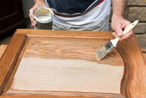 Вам будут предложены варианты обновления:
1. частичная или полная замена поверхностей облицовкой из шпона, эмали, пластика и акрила;
2. оформление филенки витражным стеклом, пескоструйным напылением, ротангом, шпросами;
3. оклейка виниловой пленкой;
4. покраска в любые цвета и оттенки;
5. украшение молдингами
6. витражи, декупаж;
7. покрытие лаком, шлифовка;
Реставрация фасадов кухни из МДФ и массива