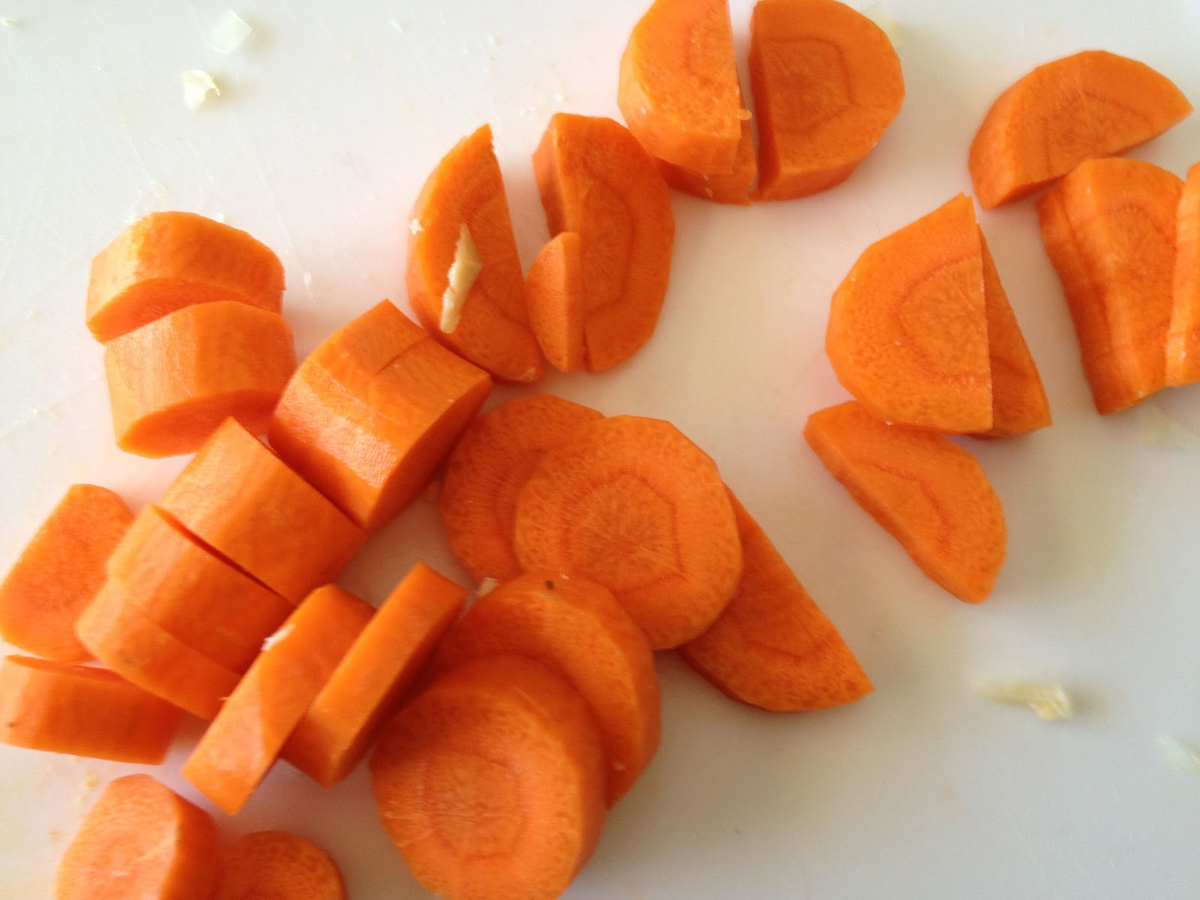 Полностью не кусочками. Овощи нарезанные ломтиками. Морковь нарезанная ломтиками. Нарезка моркови ломтиками. Овощь нарезанный ломтиками.