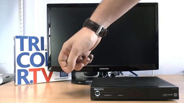 Когда следует провести обновление ПО Большинство пользователей не знают о том, что вообще существуют какие-то новые версии программного обеспечения. Однако обновление ПО Триколор ТВ является необходимой процедурой: оно позволяет решать неисправности и поддерживает работоспособность устройства, активирует новые актуальные функции. Старый софт может вызвать ряд проблем:

появляются ошибки при работе;
ресивер работает медленно (если речь идет о пользовании интернетом, и скорость при этом стабильная и высокая);
пульт ДУ перестал работать, или не все кнопки работают;
пропадают каналы;
нет функций, которые были обещаны провайдером и появились у знакомых, тоже использующих оборудование Триколор.
Этот список далеко не полный, фактически многие сбои ресивера могут быть вызваны старым ПО. Помимо этого, с новыми прошивками могут появиться дополнительные спутники, частоты, каналы, функции и прочее.