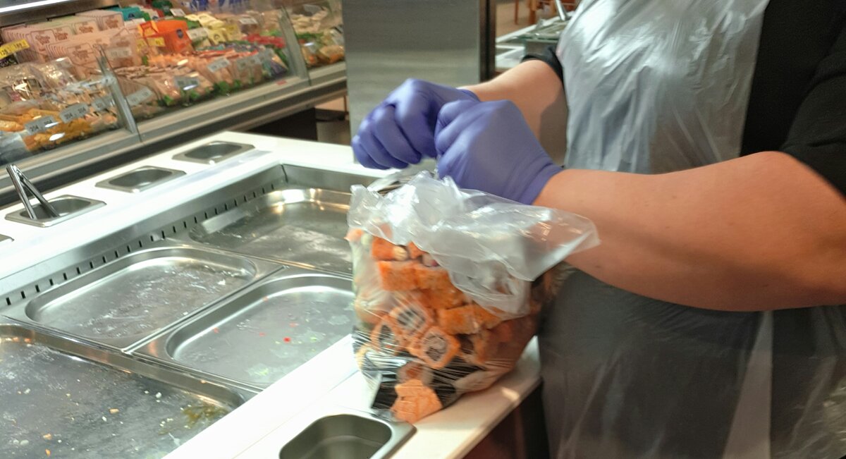 Сотрудник снимает с реализации продукт