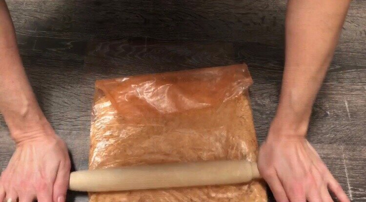 Печенье измельчить в мелкую крошку (можно в блендере)