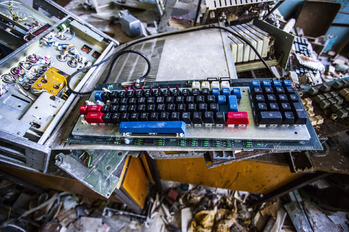 Такие компьютеры ещё валяются в Припяти, в Чернобыльской зоне сегодня