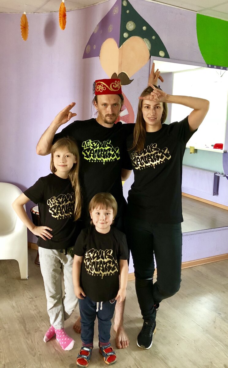Третья без футболки нужной в кадр не попала