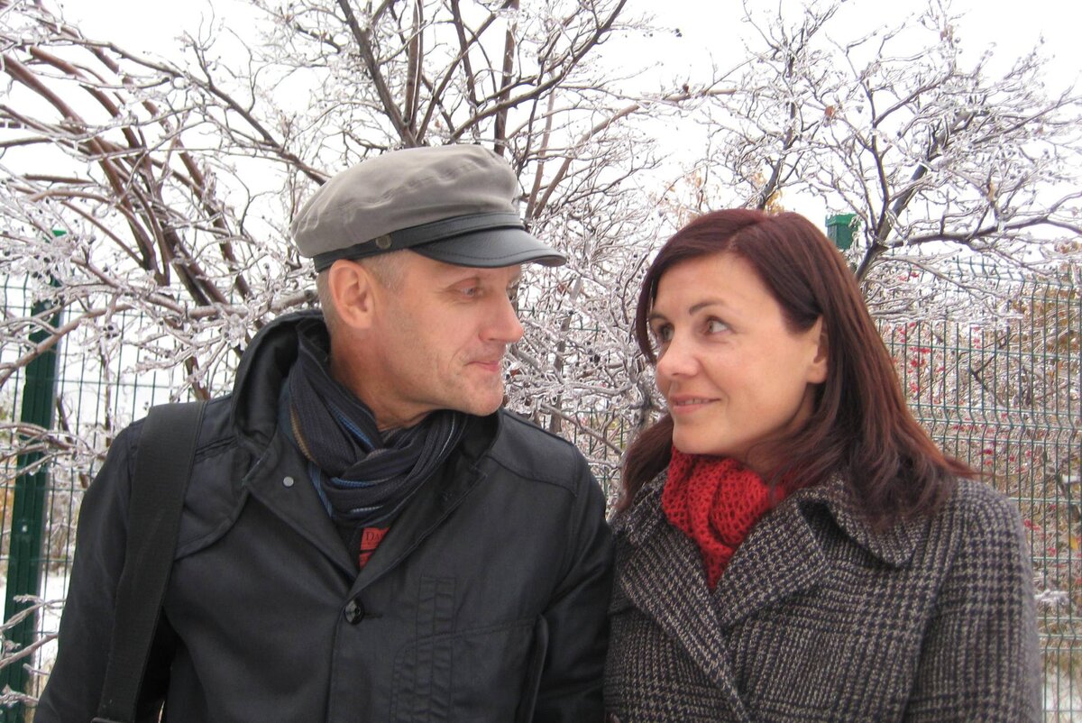 На заднем фоне - заледенелые ветки деревьев. Но, несмотря на это, нам приятно смотреть друг на друга...