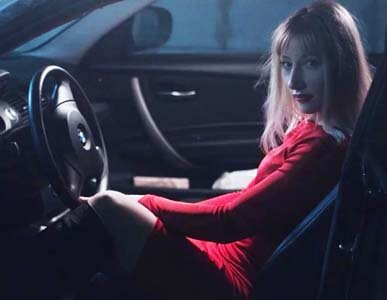 Блондинка за рулем. Фото из банка бесплатных изображений pixabay.com