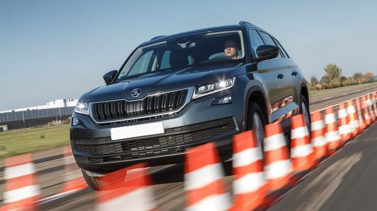  Kodiaq появился на российском рынке в 2016 году, но быстро и уверенно вошел в топ самых продаваемых новых авто и почти догнал родственную, но куда более дешевую «Октавию».-6