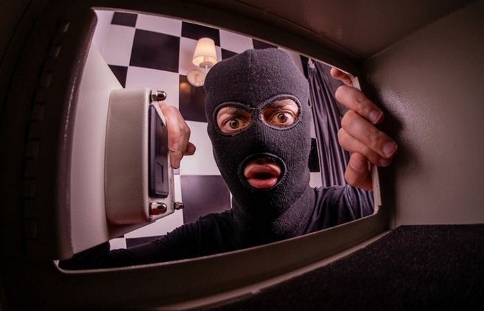 
Обнаружено в сейфе...
Охота за сокровищами даже в романах захватывала воображение. Многие мечтали найти кошелёк на улице или клад в своём доме. А недавно «золотая лихорадка» пошла в совершенно другом направлении – найти старый запертый сейф, открыть его и, если посчастливится, разбогатеть. Конечно, удача улыбается далеко не всем, но всё же интересные находки действительно случаются.
