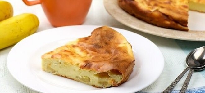 Простой пирог на сковороде на основе творога – это просто, полезно и очень вкусно. Такой пирог готовить значительно быстрее и проще, чем, например, сырники. Творог лучше использовать не слишком жирный. В рецепте указано небольшое количество сахара. Если же хочется получить более сладкий пирог на сковороде, то его количество можно увеличить.