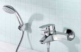 • Управление однорычажное • Вес 1.5 кг
• Страна РОССИЯ

Смесители для ванны данного типа сейчас являются наиболее востребованными. Рычажный смеситель оснащён одной ручкой, с помощью которой вы управляете процессом подачи воды. Можете повышать напор воды, двигая ручку снизу верх,  делать воду более холодной или горячей, поворачивая ее вправо и влево.
Рычажного смесителя для ванной может быть шаровой механизм или картридж. Техническим преимуществам  популярны именно картриджные смесители – такие сегодня можно встретить в любом магазине сантехники.
К рычажным относится оригинальный механизм смесителя для ванной, который называют джойстиковым. Ручка для регулировки воды в нем располагается вертикально, а не горизонтально, как у стандартных. Своеобразный вид смесителя встречается реже.