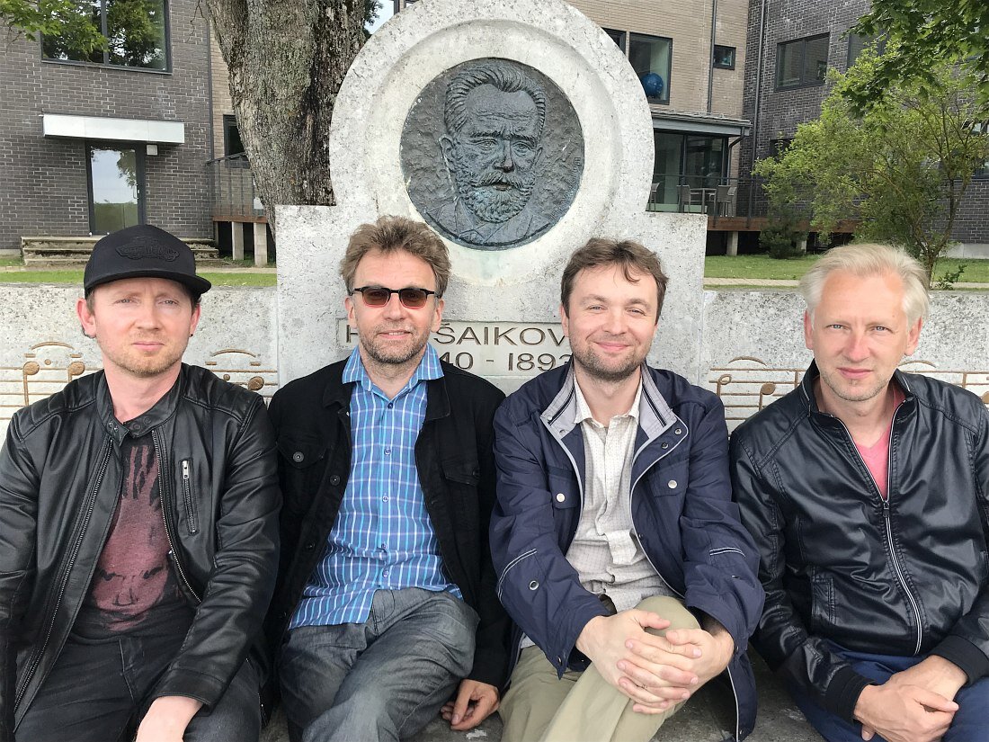 Михкель Мялганд, Яак Соояэр, Алексей Круглов, Танел Рубен на «скамейке Чайковского» в Хаапсалу (фото © Eliise Regiine Aasmaa)