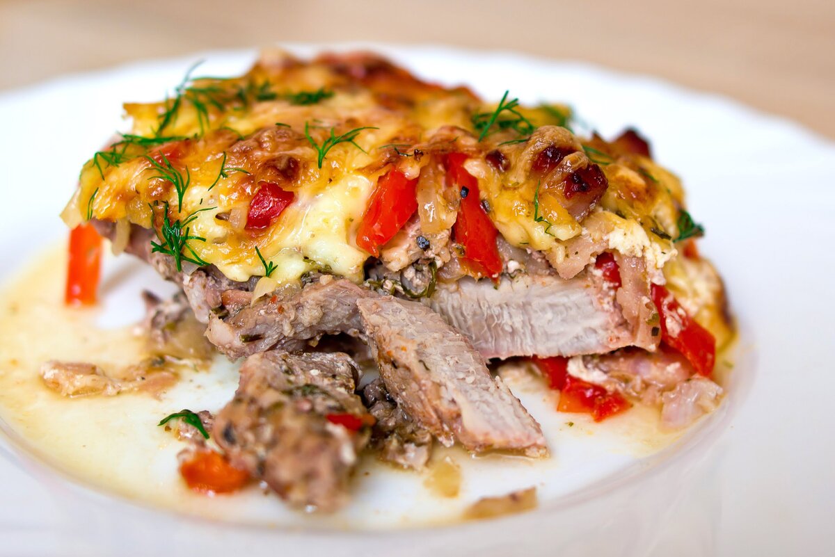 мясо под сыром. гармошка из свинины с помидорами и сыром в духовке. свинина гармошка запеченная в духовке с помидорами и сыром. мясо с сыром и помидорами рецепты. мясо по французски.