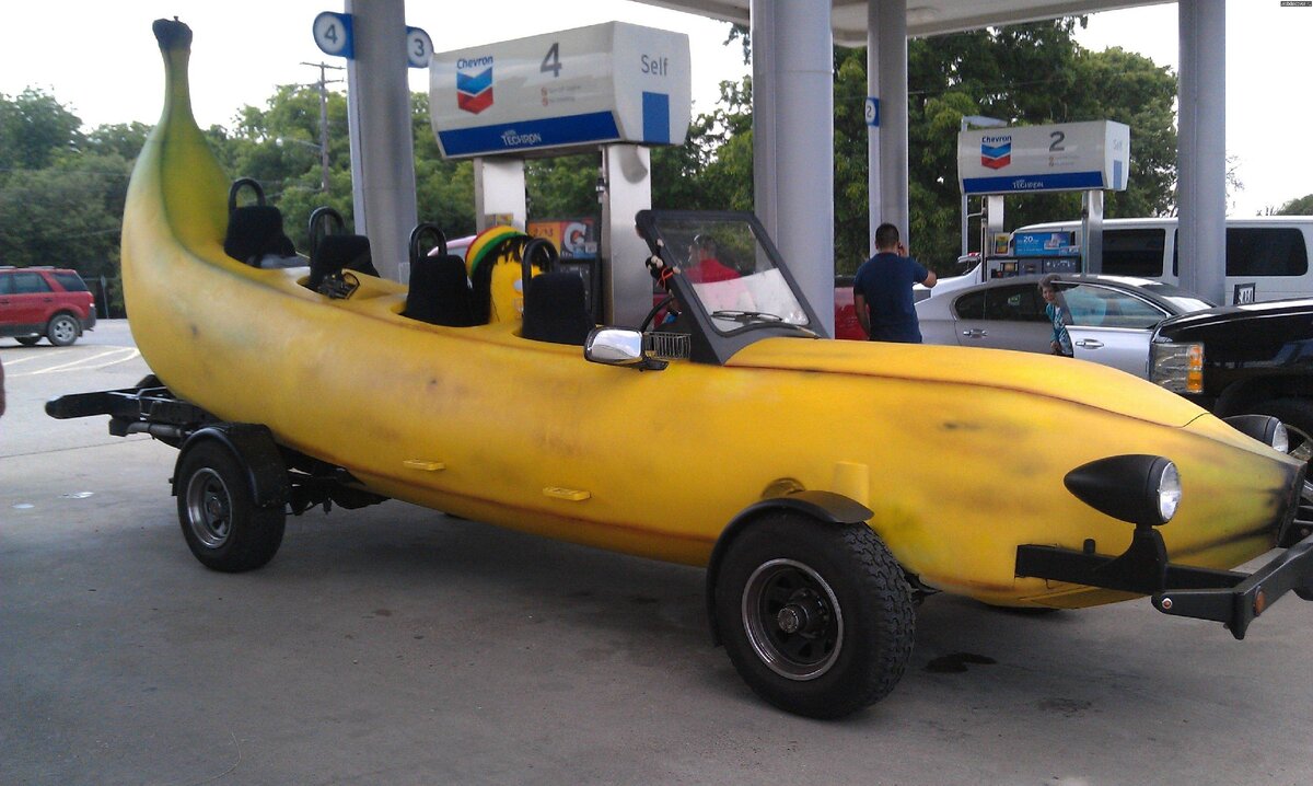 Машина бана. Банан машина. Автомобиль в форме банана. Машина банана мобиль. Банан мпшинп.
