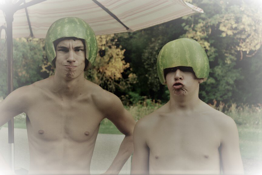 Фото из Яндекс. Картинок, которое иллюстрирует подростковую глупость