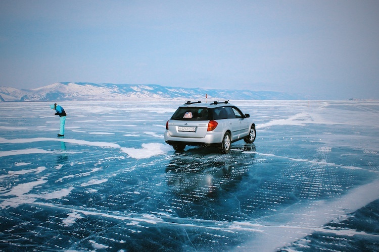 Толстый слой прозрачного льда без труда выдержит автомобиль