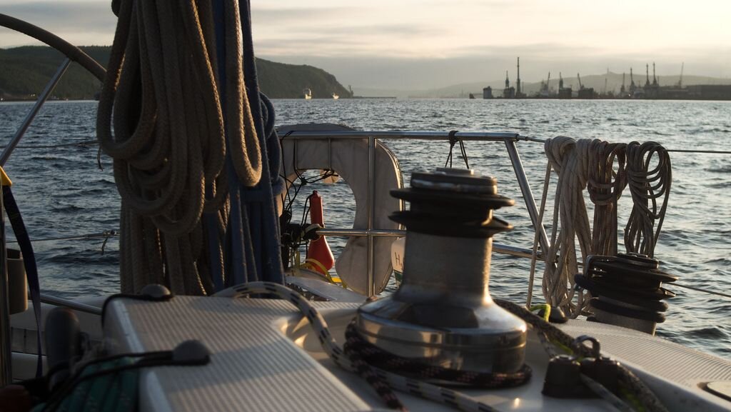 Яхта Клеопатра в Кольском заливе. Мурманский рейд.