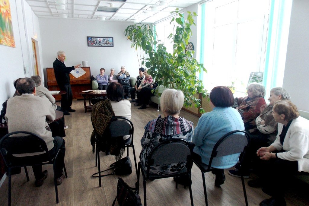 Доктор Мирошин ведет лекцию о долгой жизни без болезней и лекарств