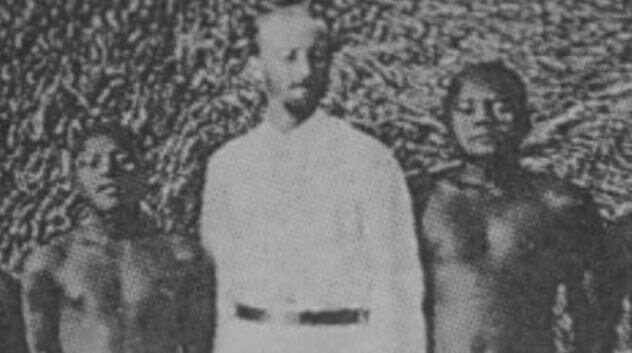 Британский офицер Морис Видал Портман с сентинельцами, фото около 1880 года