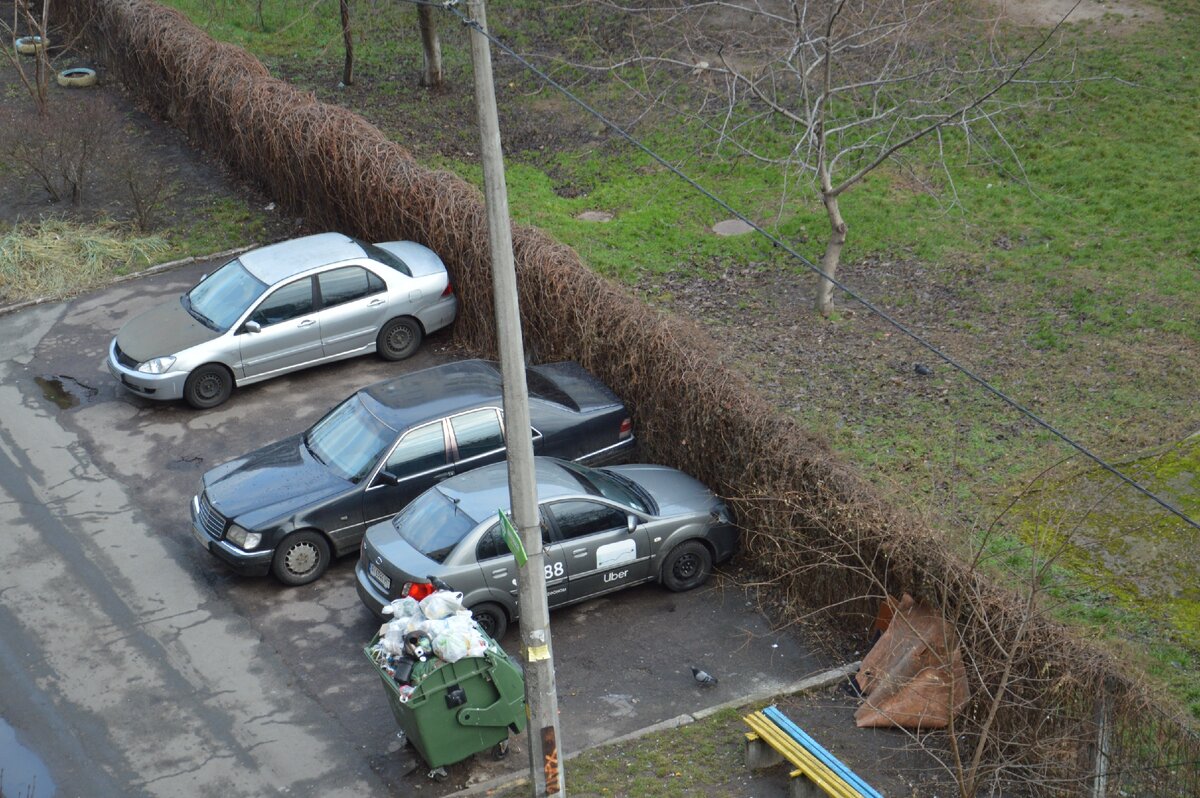 Часто автомобили просто оставляют под окнами